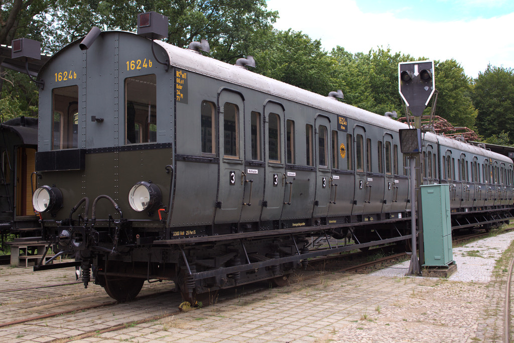 IMAGE: http://wavehh.dyndns.org/photos/edits201212/.medpics/img_1280__aumuehle-sbahn_editauto_med.jpg